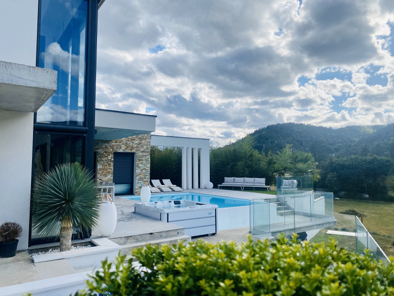 oq Piscines - Be Spa, situé à Saint-Péray, au cœur de l'Ardèche (17). La photo montre une installation impeccable de piscine ou spa, dans un cadre résidentiel