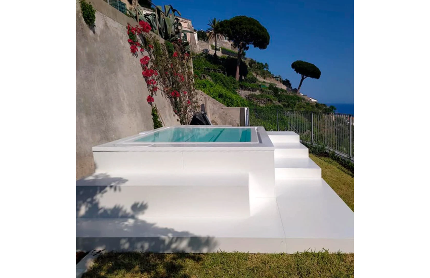 Bain à remous extérieur pendant l'après-midi ensoleillé - BE SPA